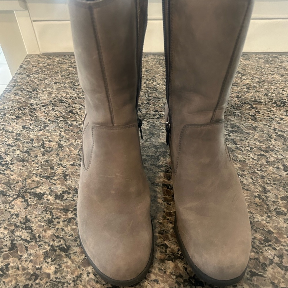 Ugg suede waterproof boots! Worn a few times but look new. Fleece lined inside.